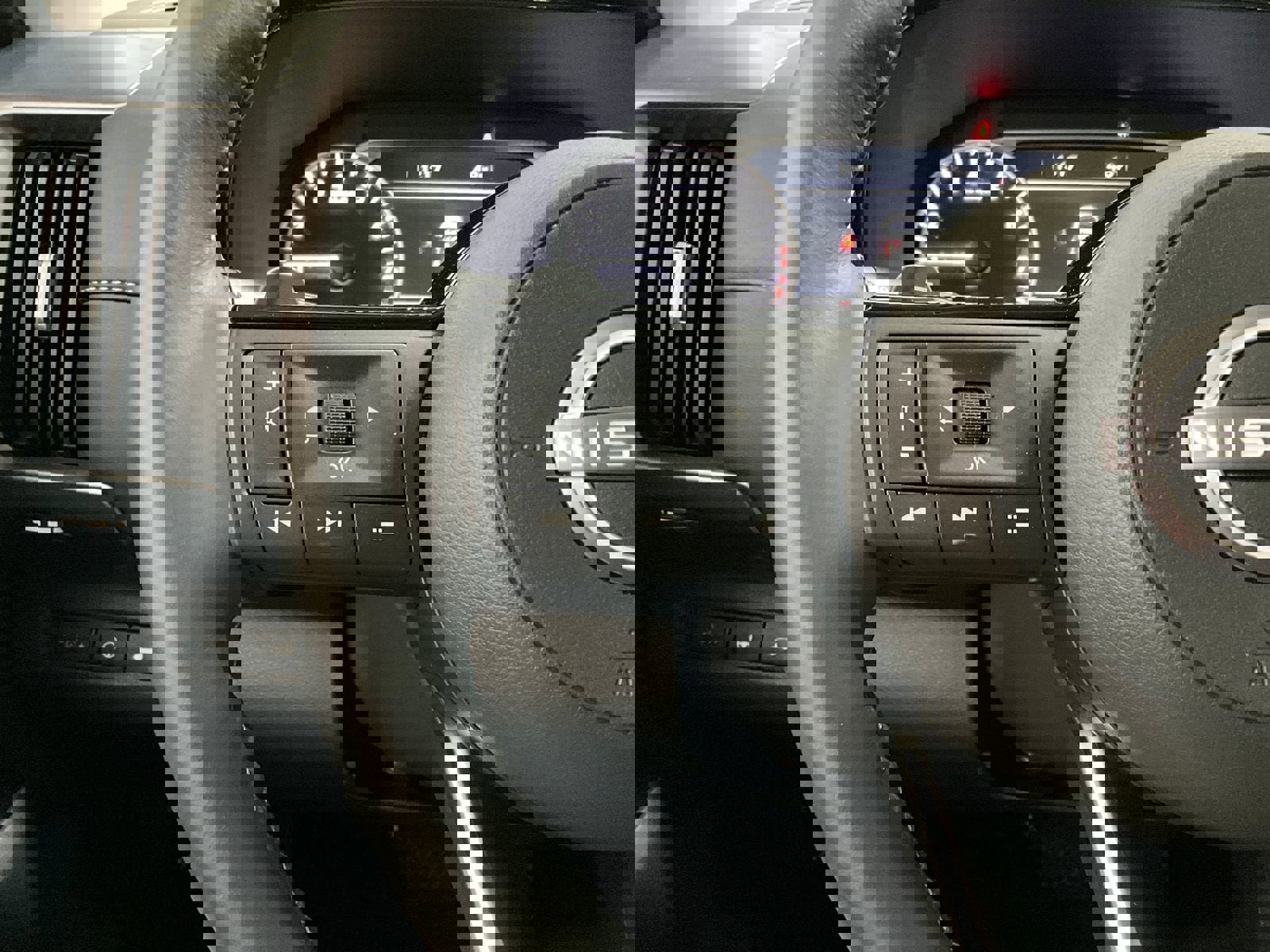 Used 2025 Nissan Pathfinder SL w/ Black Appearance Package image 17