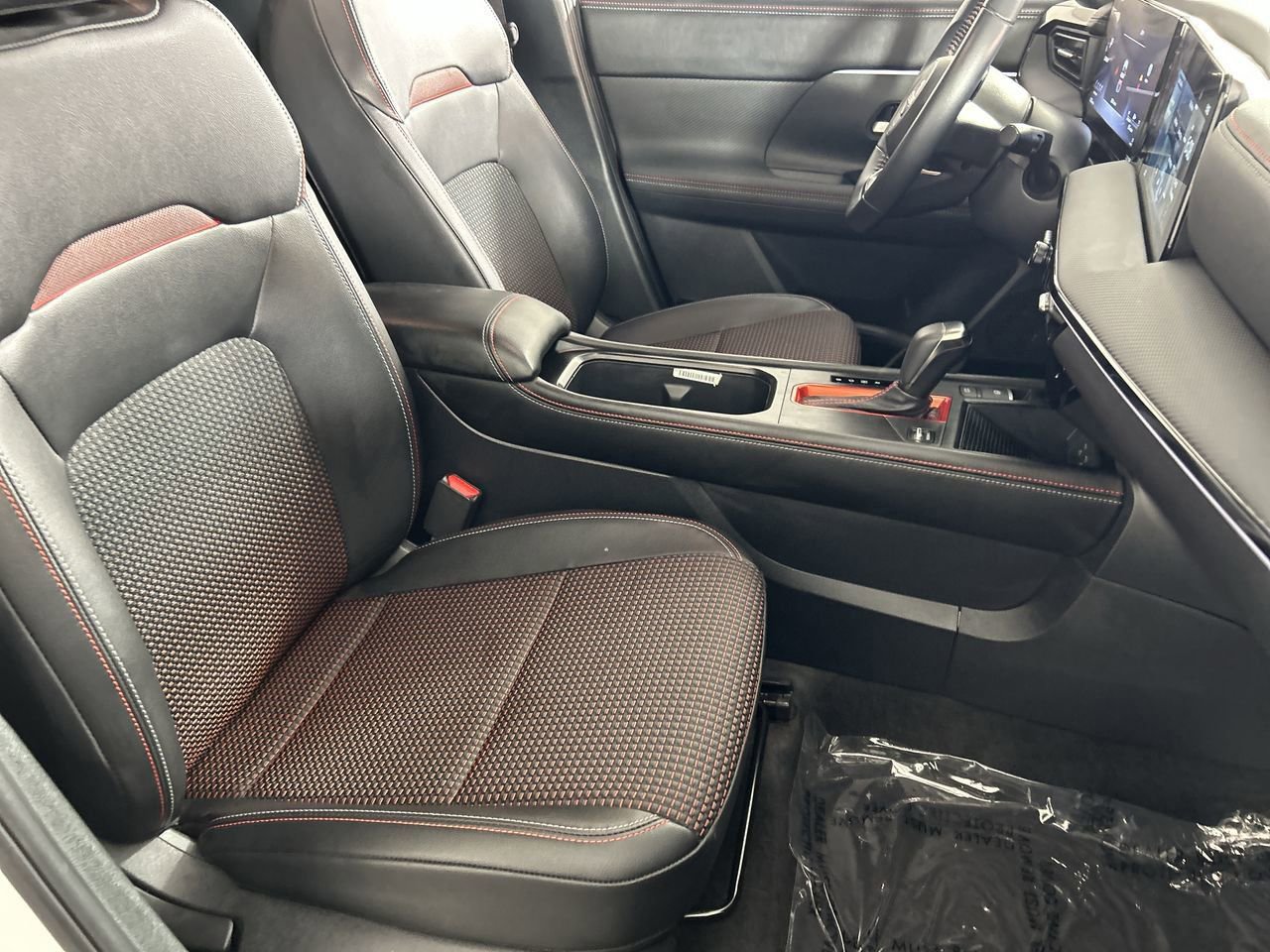 Used 2025 Nissan Kicks SR FWD image 25