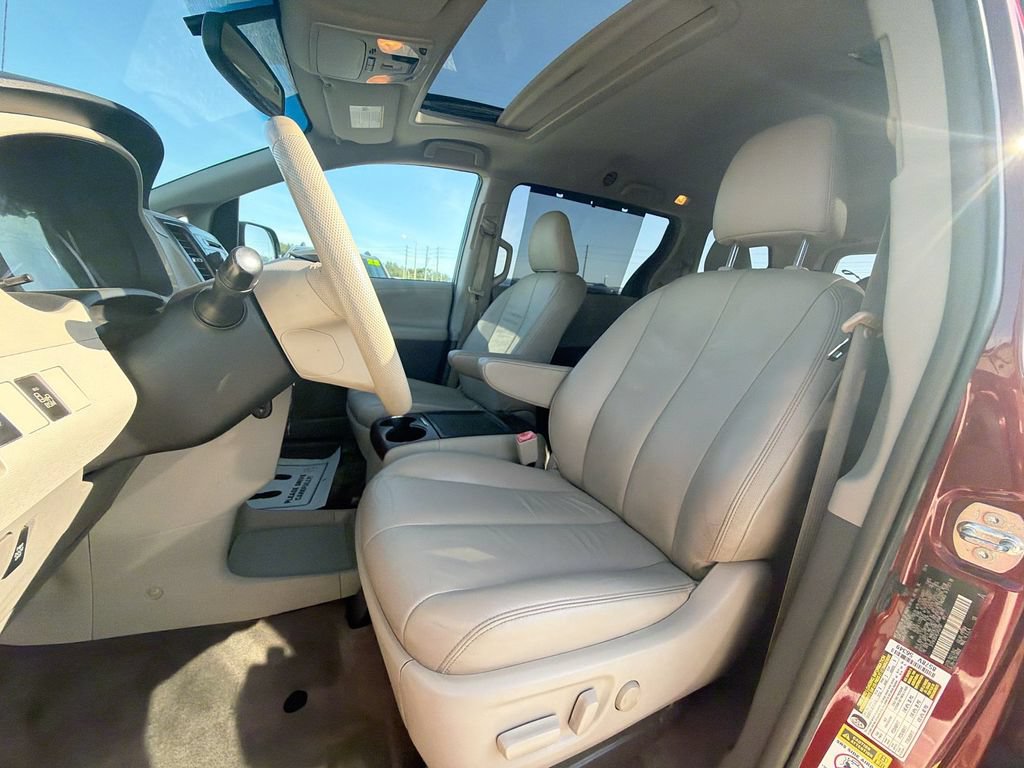 Used 2014 Toyota Sienna XLE FWD image 16
