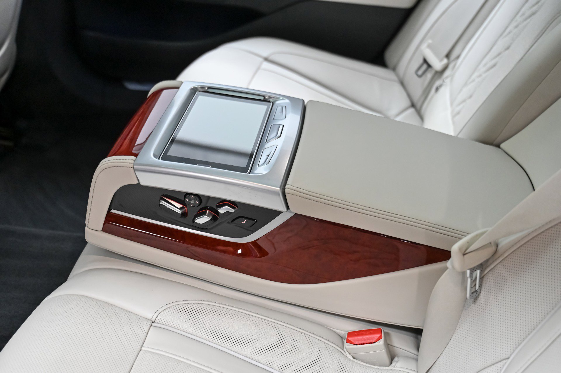 Used 2022 BMW ALPINA B7 xDrive w/ Luxury Rear Seating Package image 35