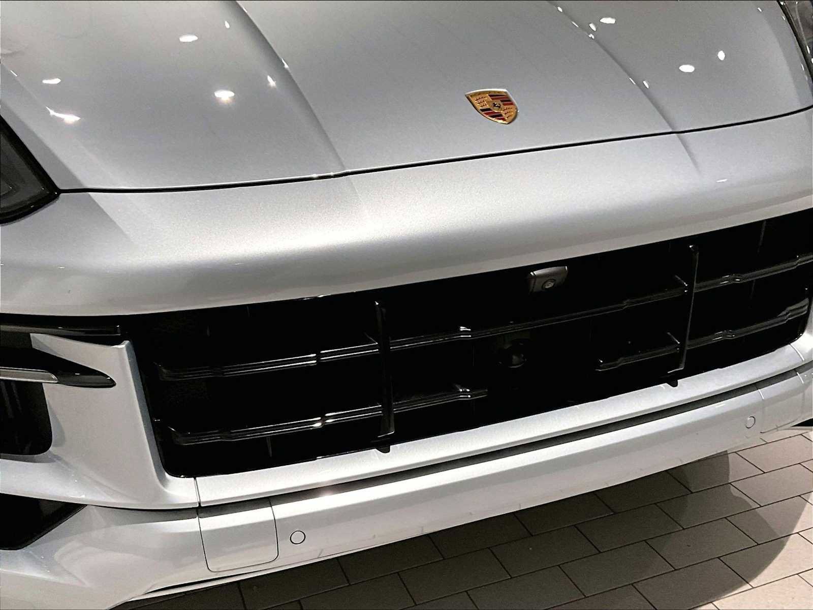 Used 2025 Porsche Cayenne GTS image 33