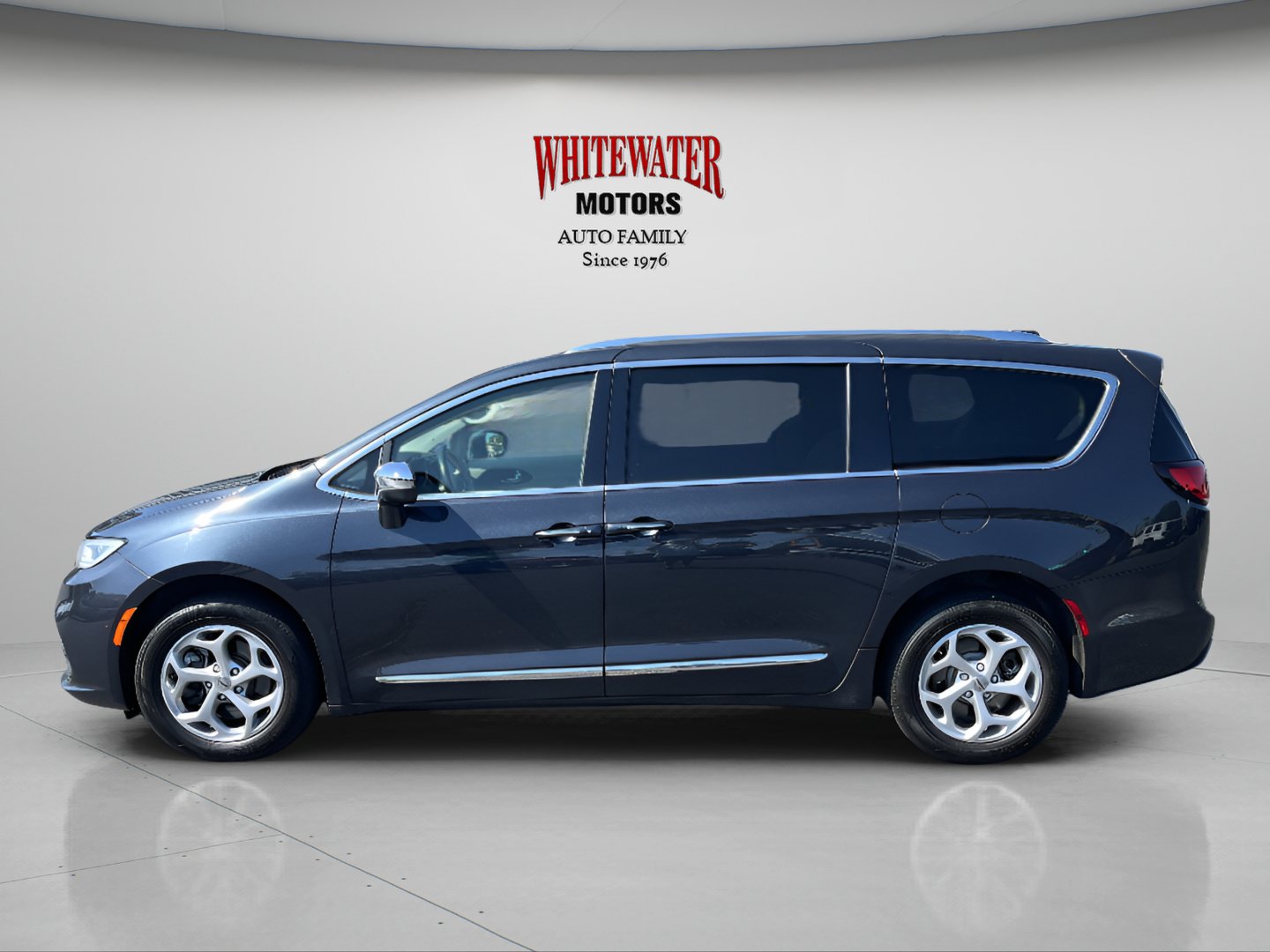 Used 2021 Chrysler Pacifica Limited w/ Uconnect Theater Family Group AWD/4WD image 8