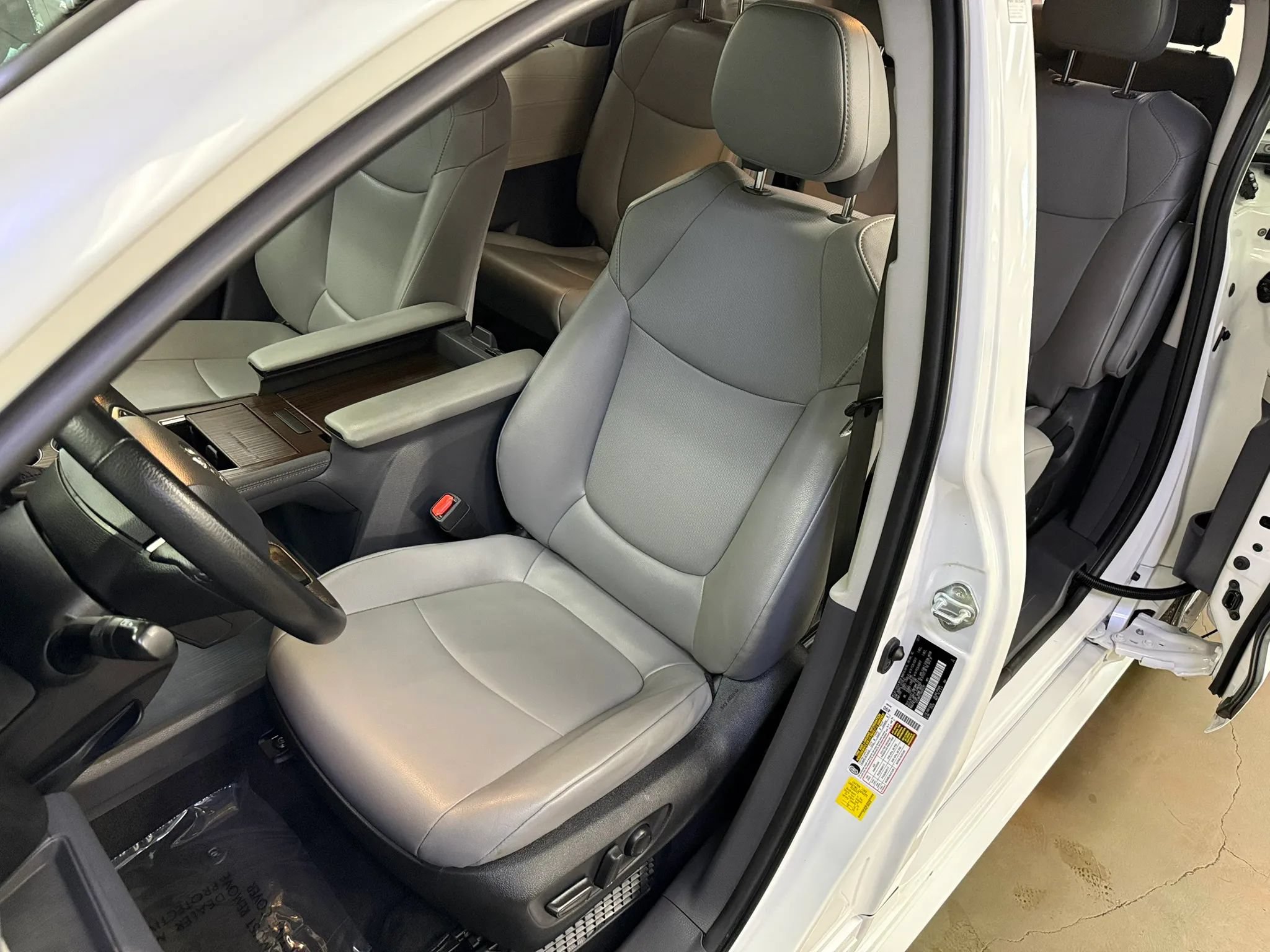 Used 2022 Toyota Sienna XLE w/ XLE Plus Package FWD image 9