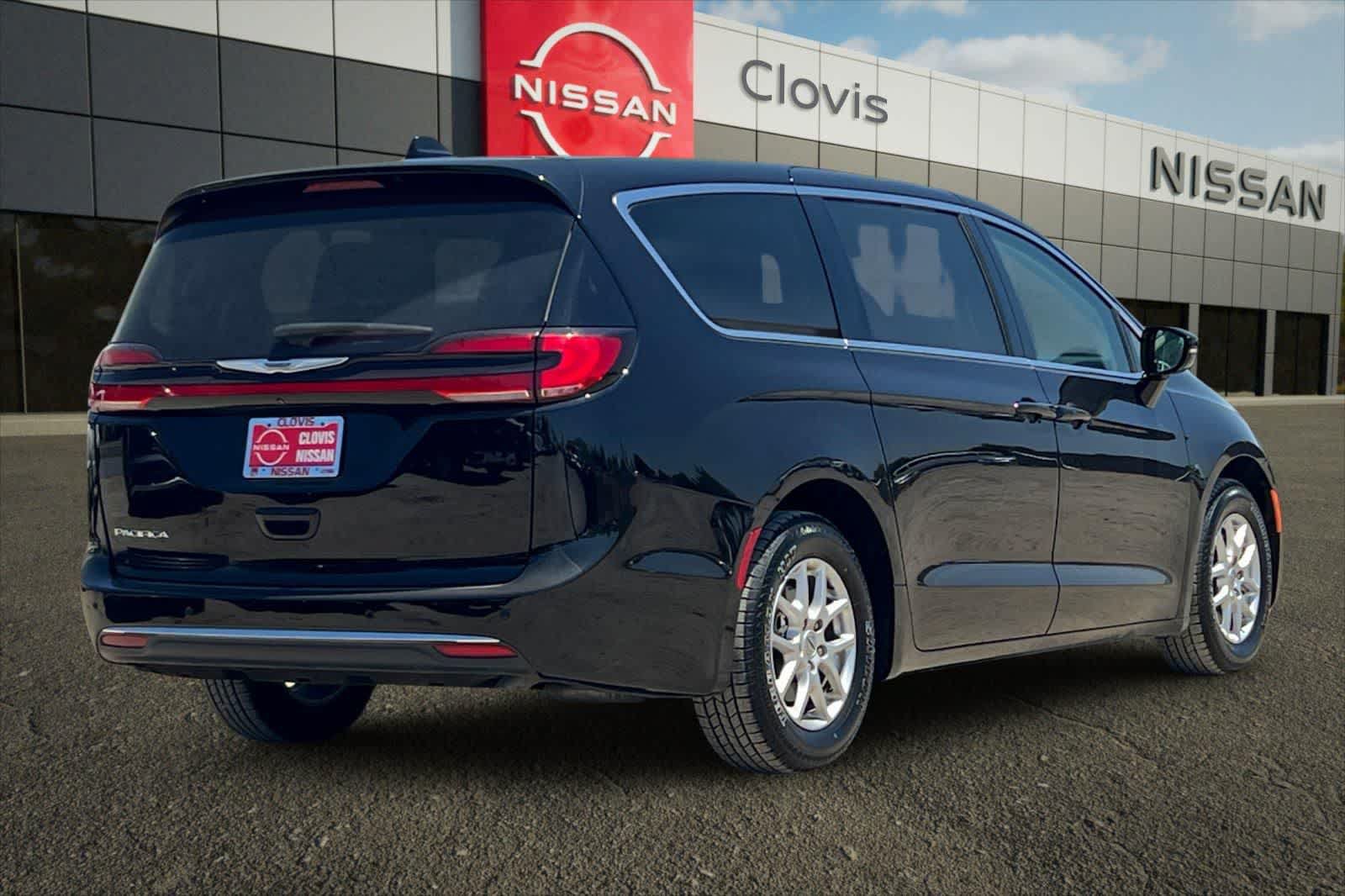Used 2024 Chrysler Pacifica Touring-L FWD image 3