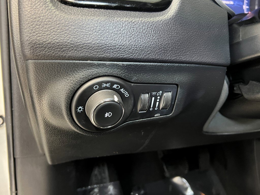 Certified 2021 Jeep Compass Latitude w/ Sun and Sound Group image 33