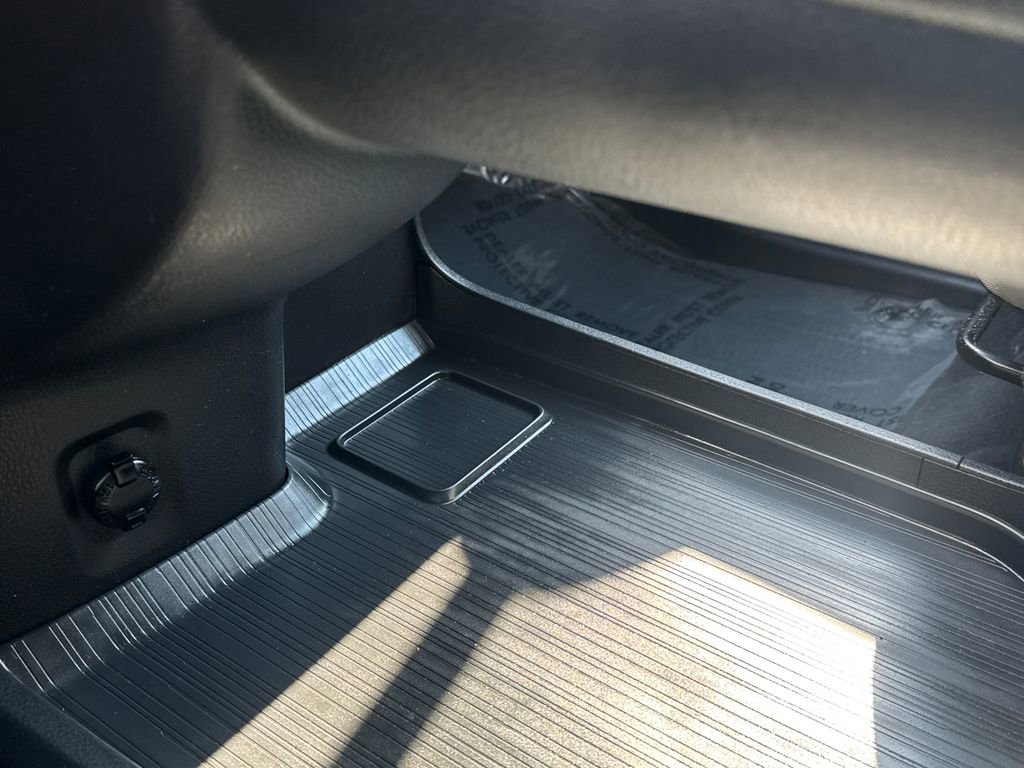 Used 2025 Toyota Sienna LE image 29
