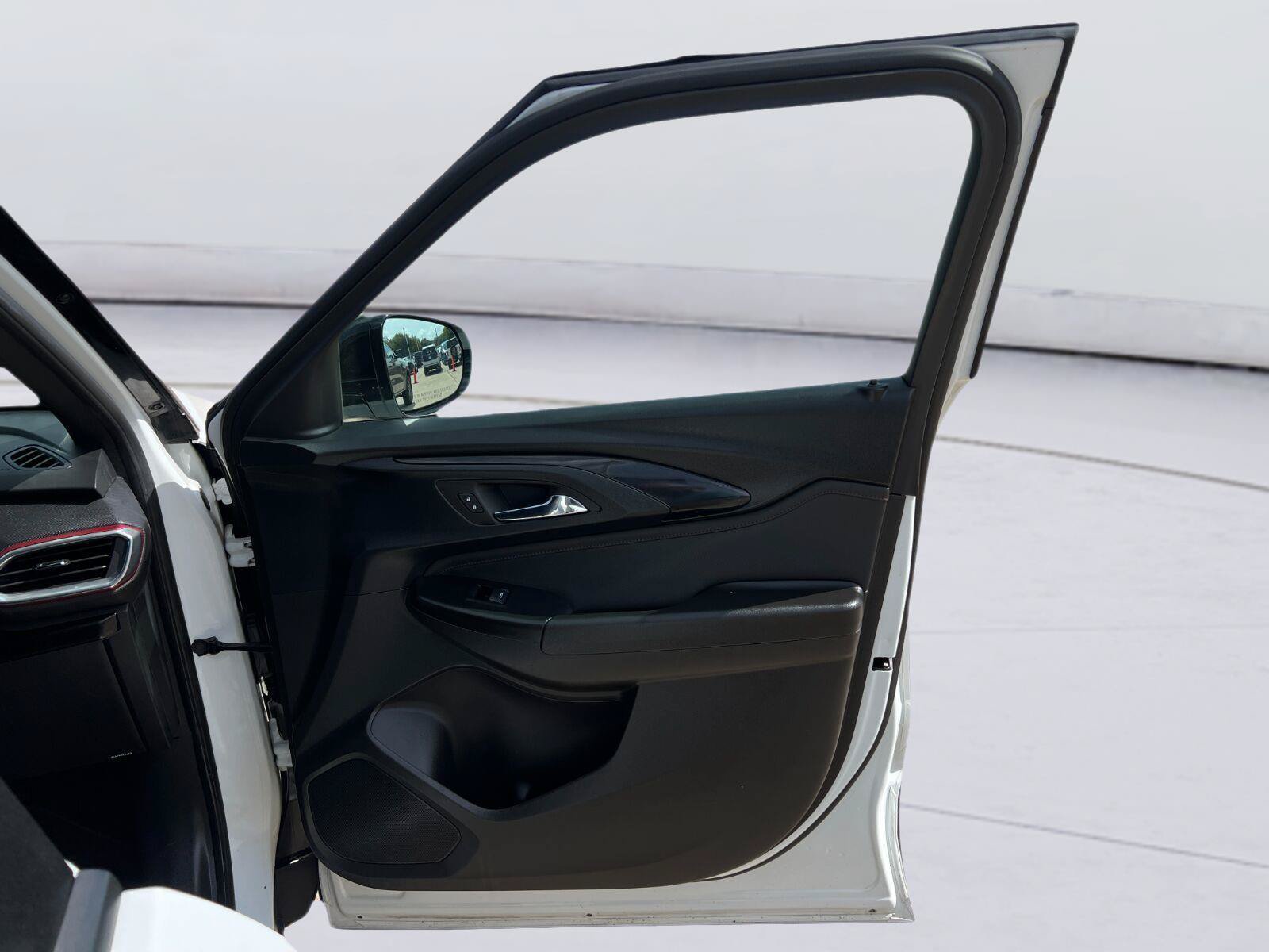 Used 2023 Chevrolet TrailBlazer RS w/ Sun and Liftgate Package FWD image 23