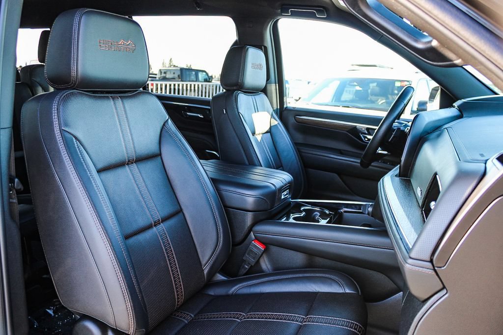 Used 2025 Chevrolet Suburban High Country AWD/4WD image 17