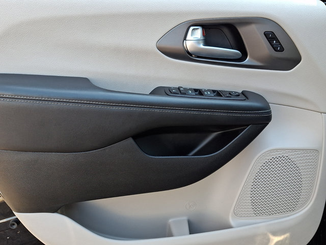 Used 2024 Chrysler Pacifica Touring-L FWD image 15