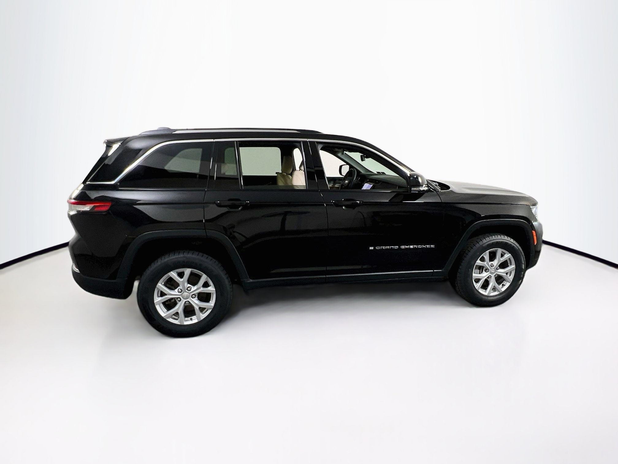 Used 2023 Jeep Grand Cherokee Limited AWD/4WD image 4