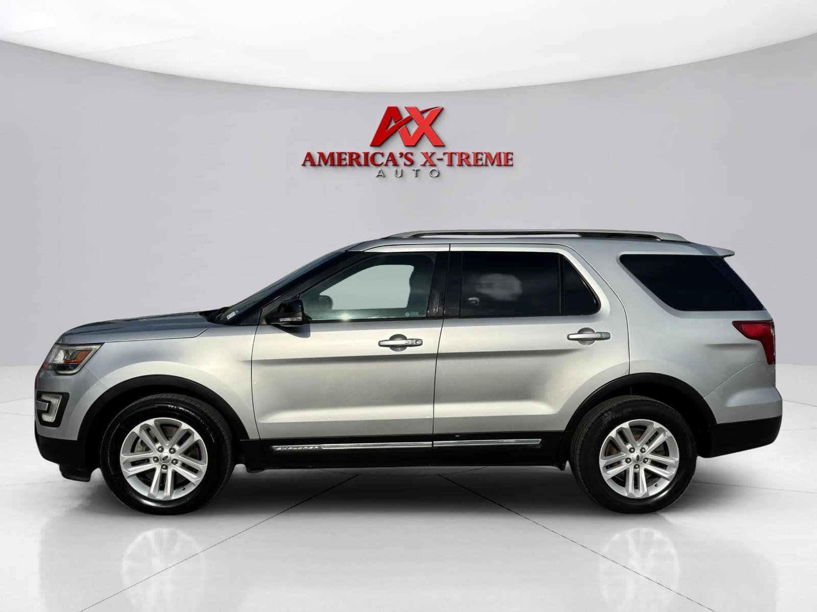 Used 2017 Ford Explorer XLT FWD image 2