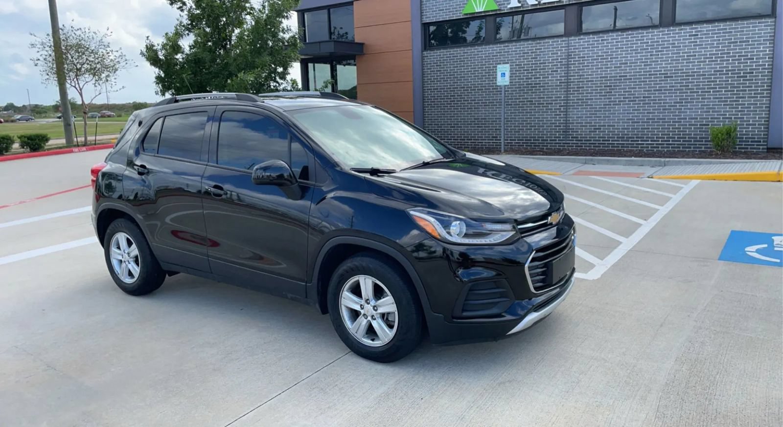 Used 2021 Chevrolet Trax LT w/ LT Convenience Package FWD image 4