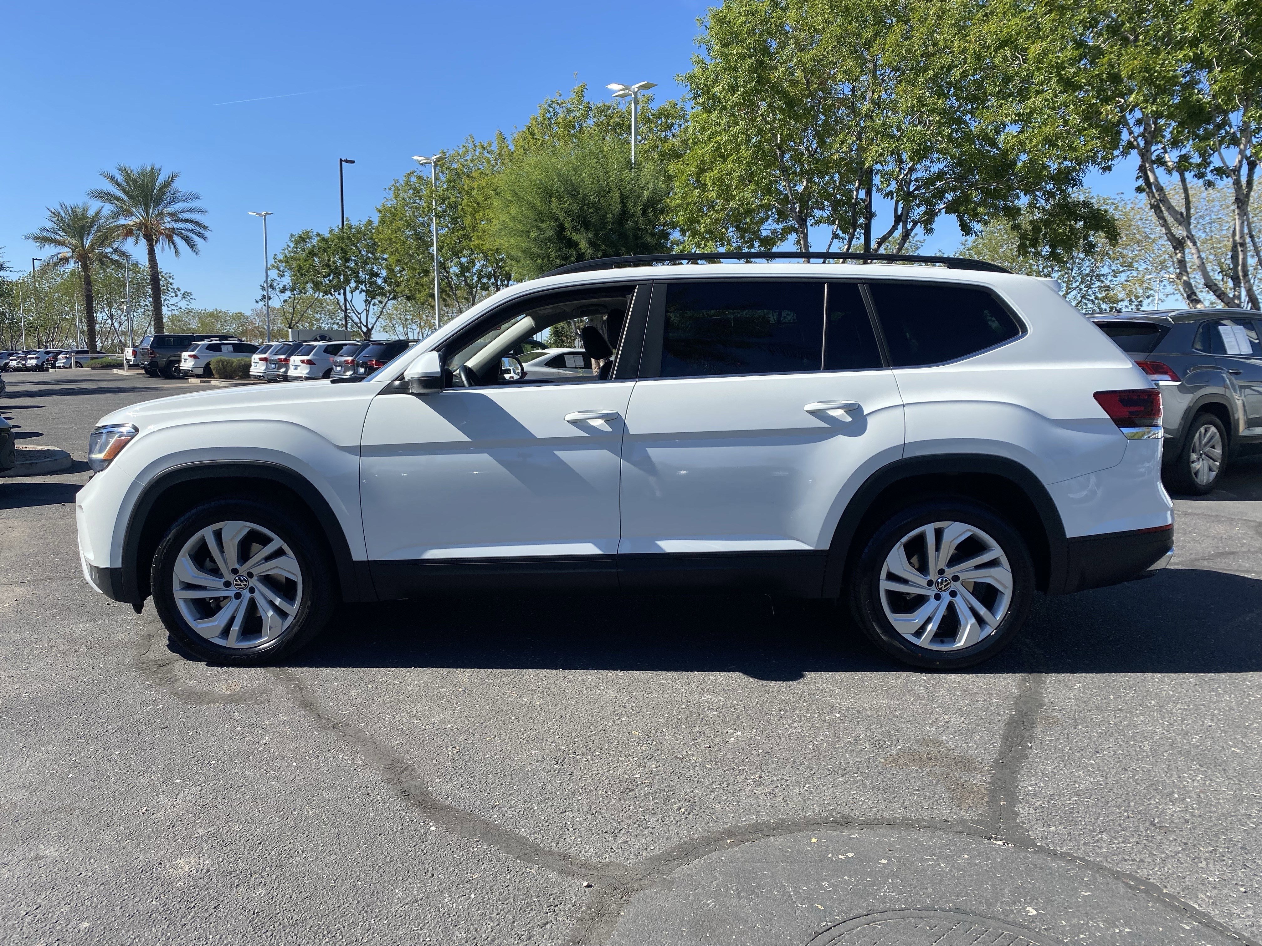 Used 2022 Volkswagen Atlas SE w/ Panoramic Sunroof Package image 2