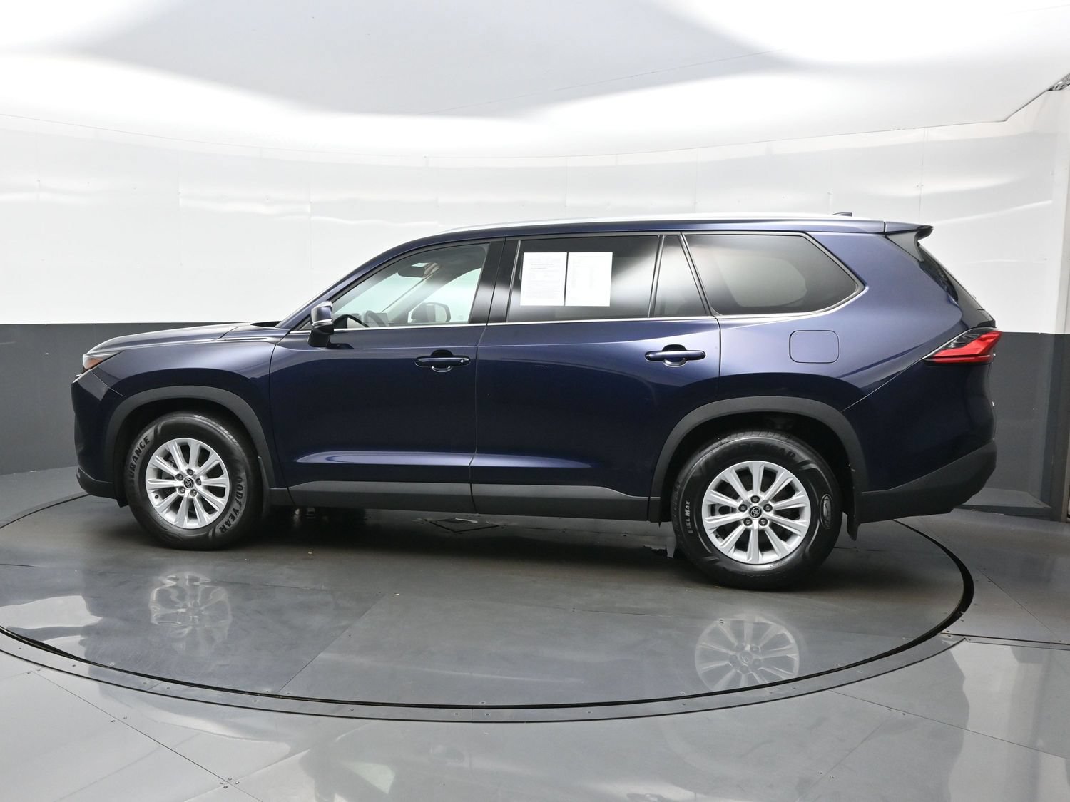 Used 2024 Toyota Grand Highlander AWD image 3
