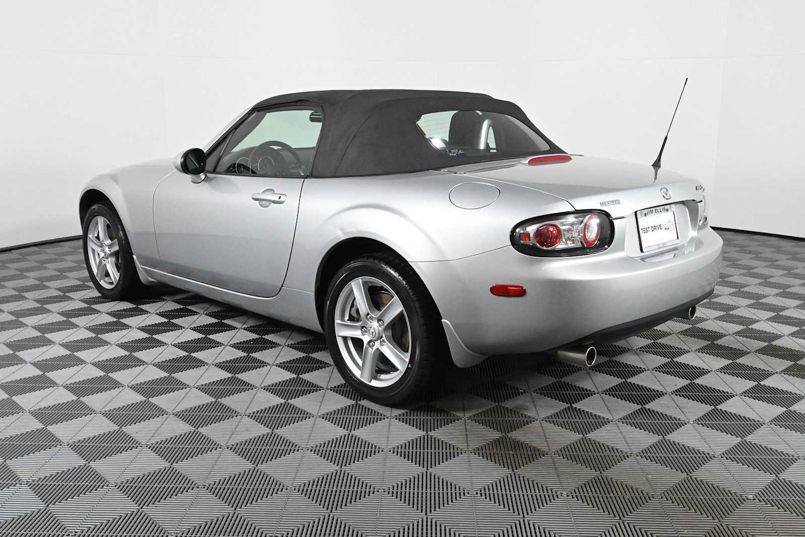 Used 2006 MAZDA MX-5 Miata Touring RWD image 4