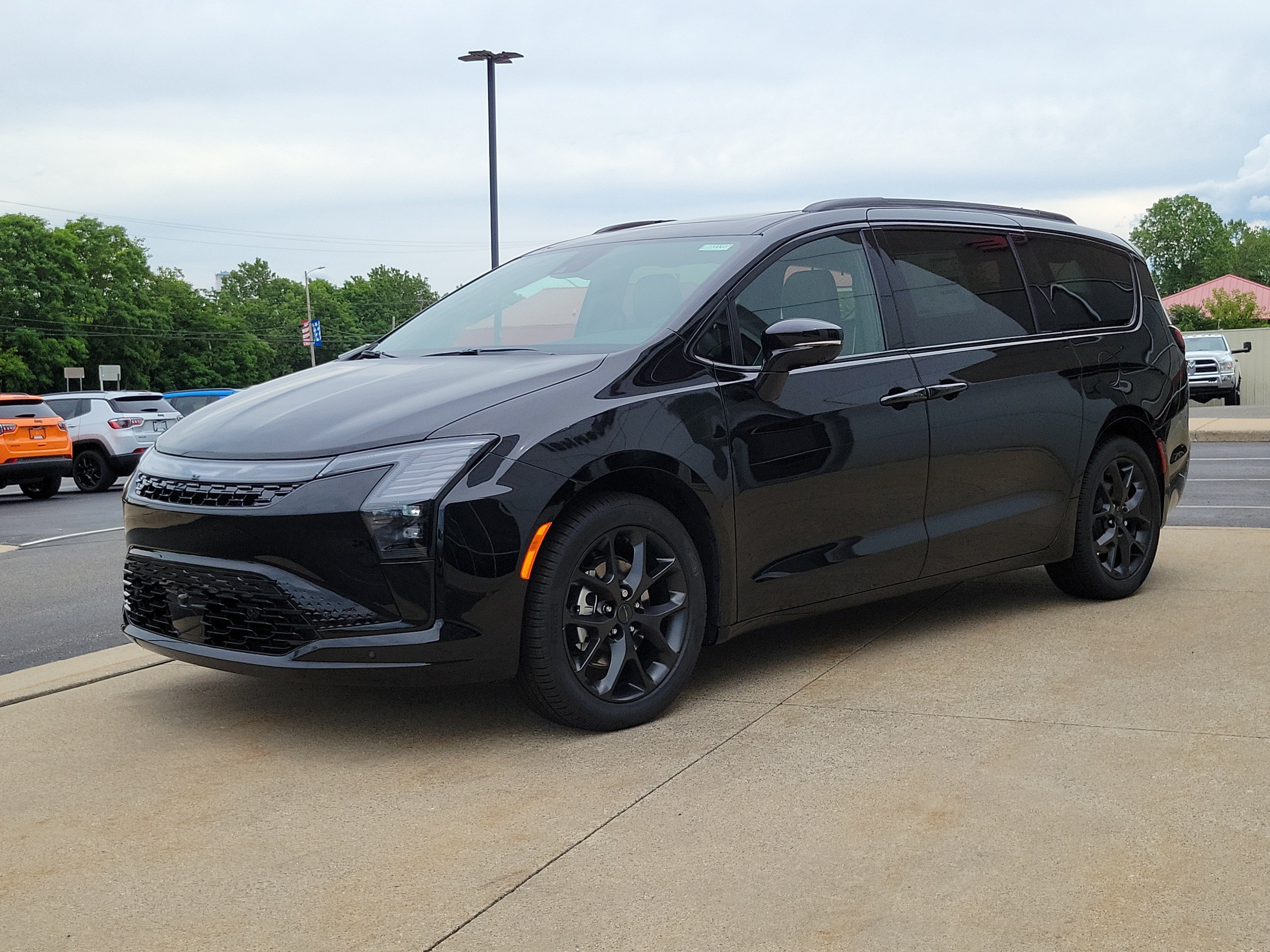 New 2027 Chrysler Pacifica Limited FWD image 2