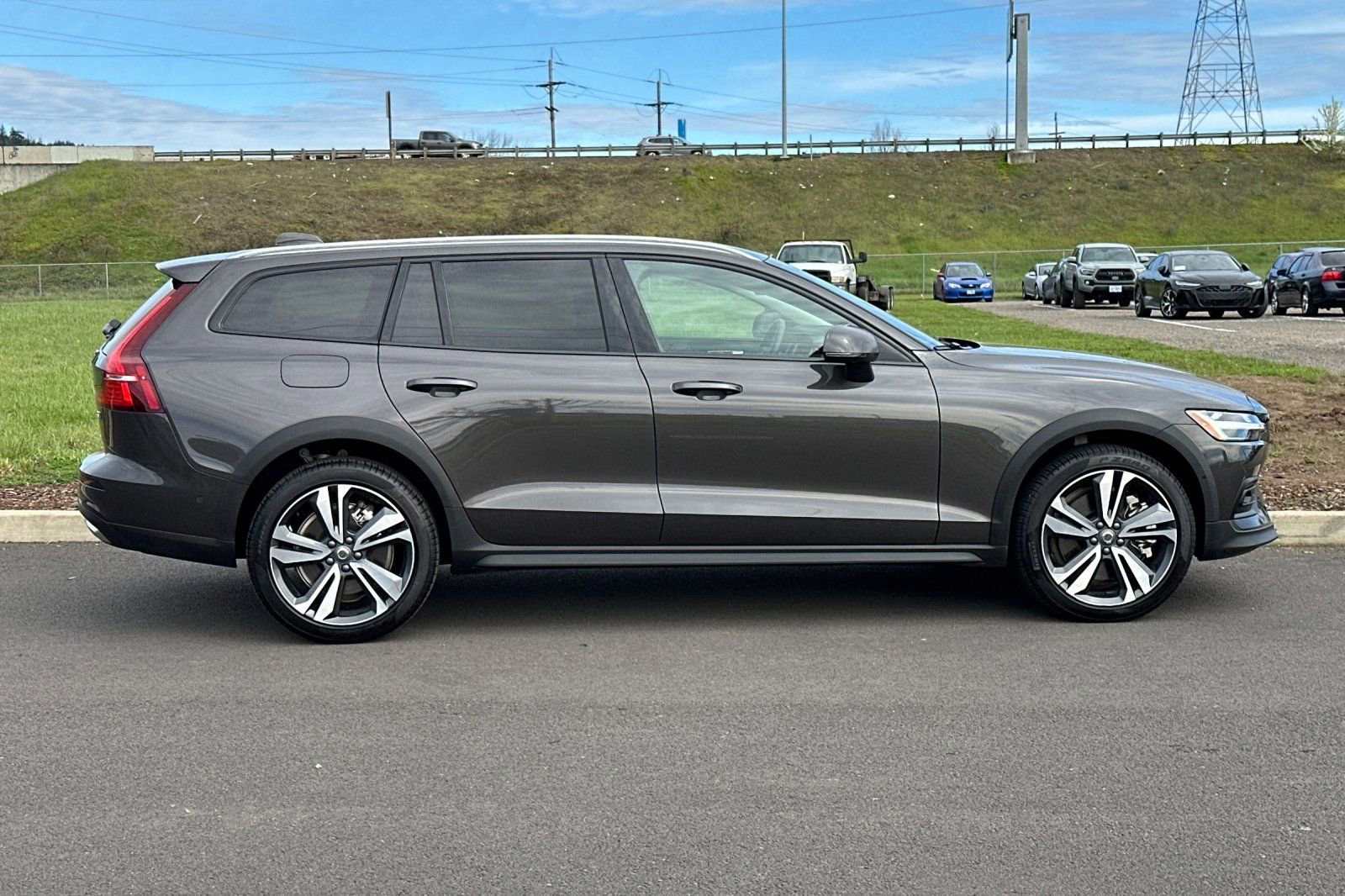 Used 2025 Volvo V60 B5 Cross Country Plus image 2