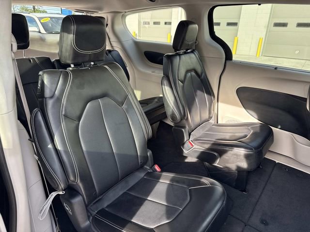 Used 2024 Chrysler Pacifica Touring-L image 9