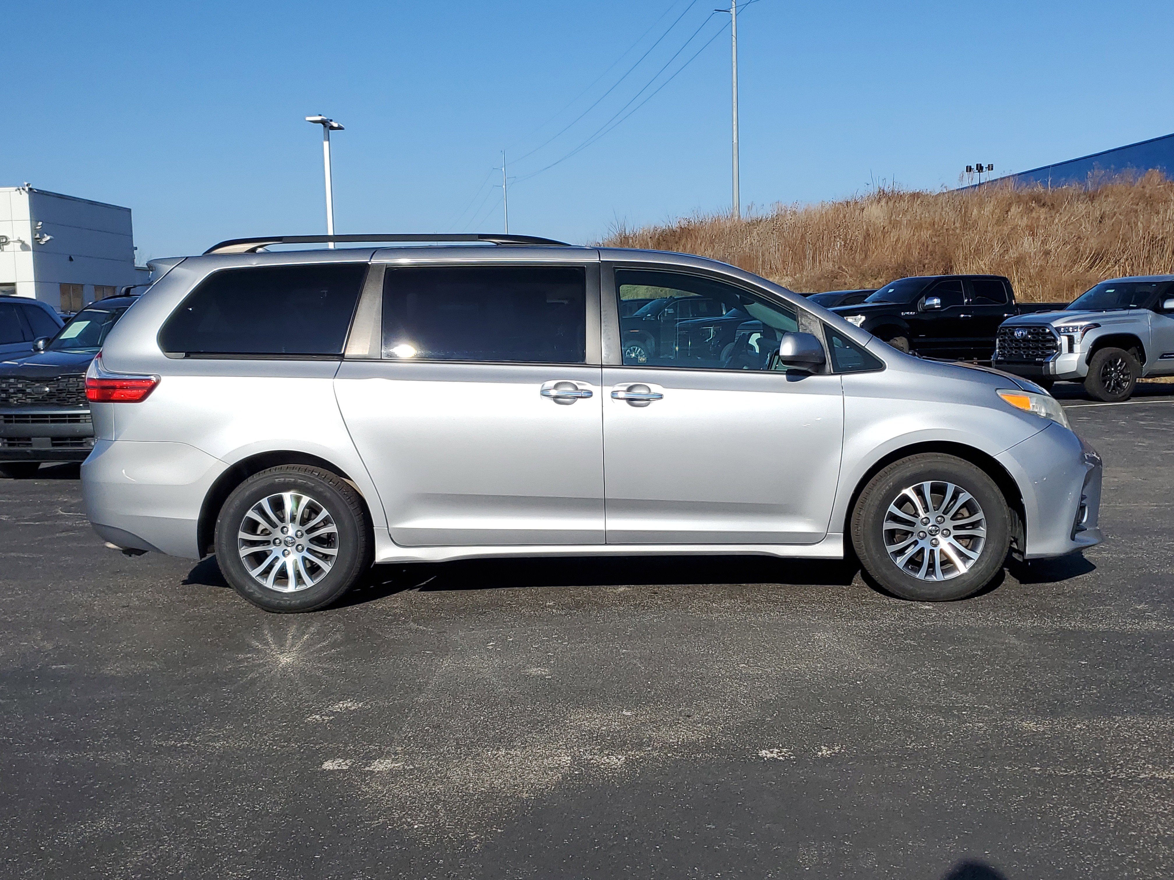 Used 2018 Toyota Sienna XLE image 3