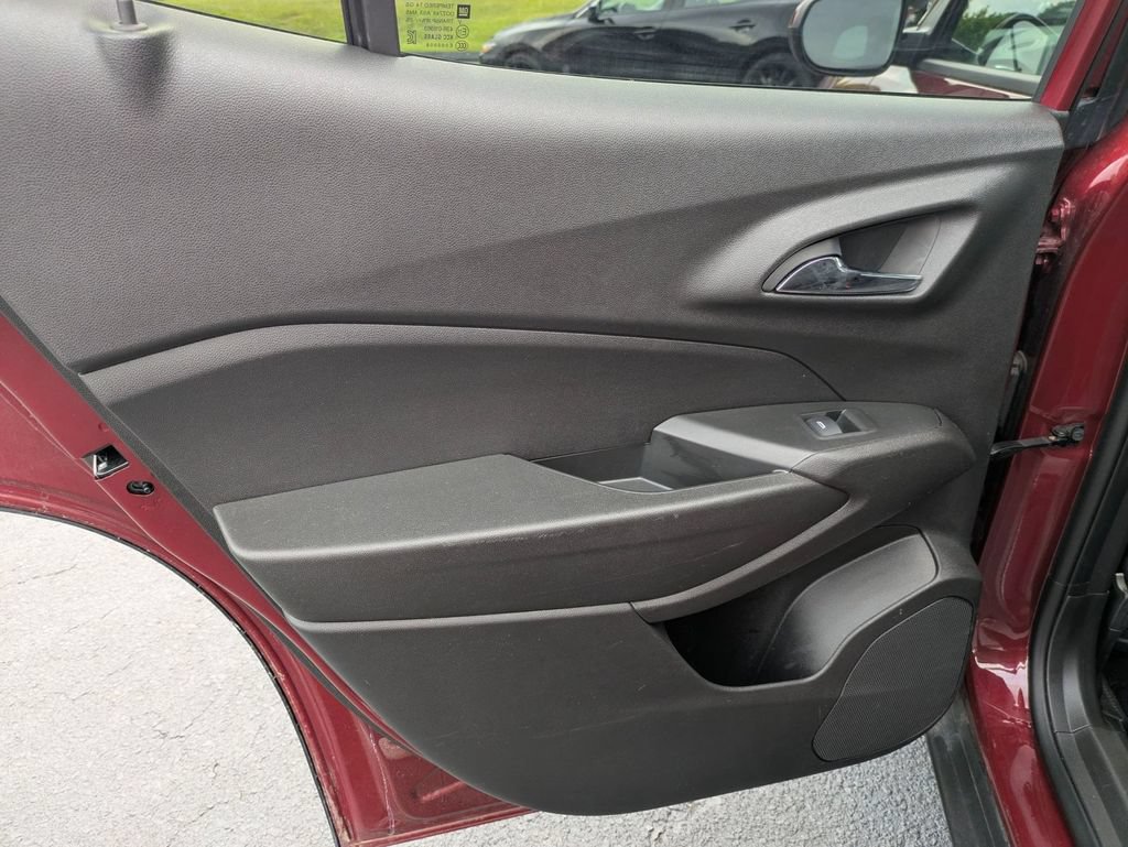 Used 2025 Chevrolet Trax LT FWD image 24