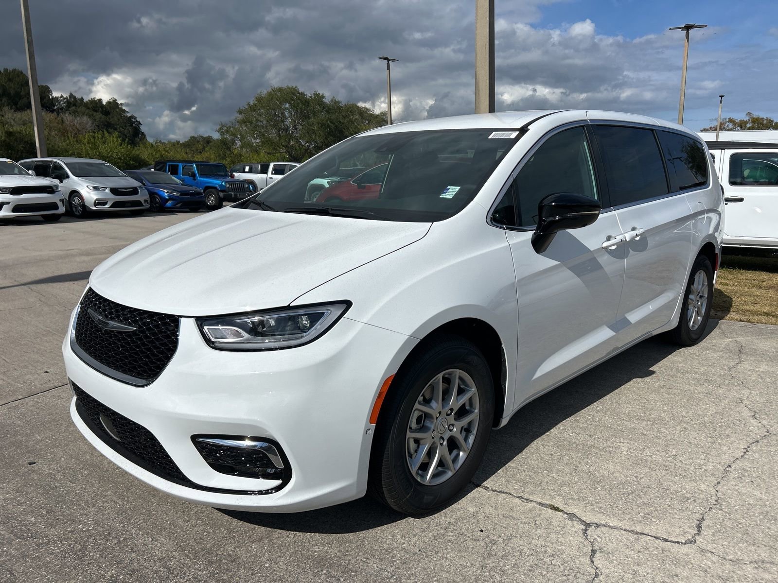 New 2026 Chrysler Pacifica Select