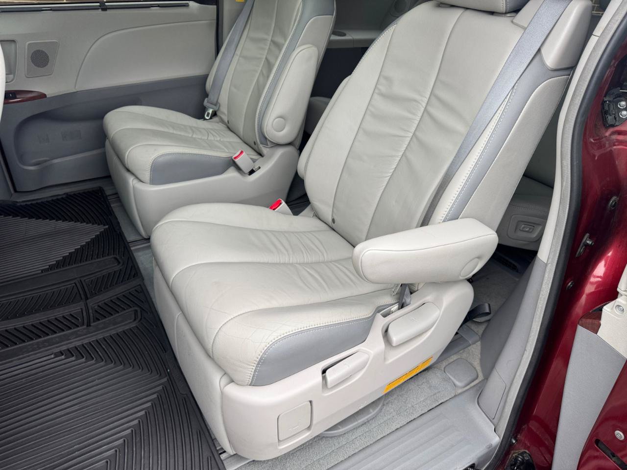 Used 2014 Toyota Sienna Limited w/ Limited Convenience Package FWD image 6