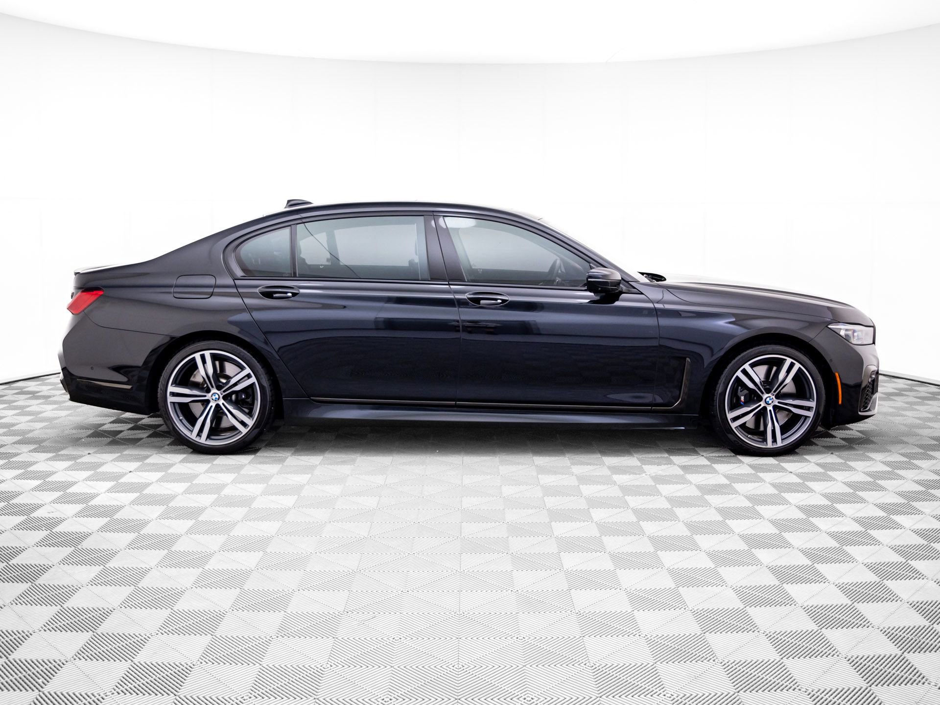 Used 2022 BMW M760i xDrive image 6
