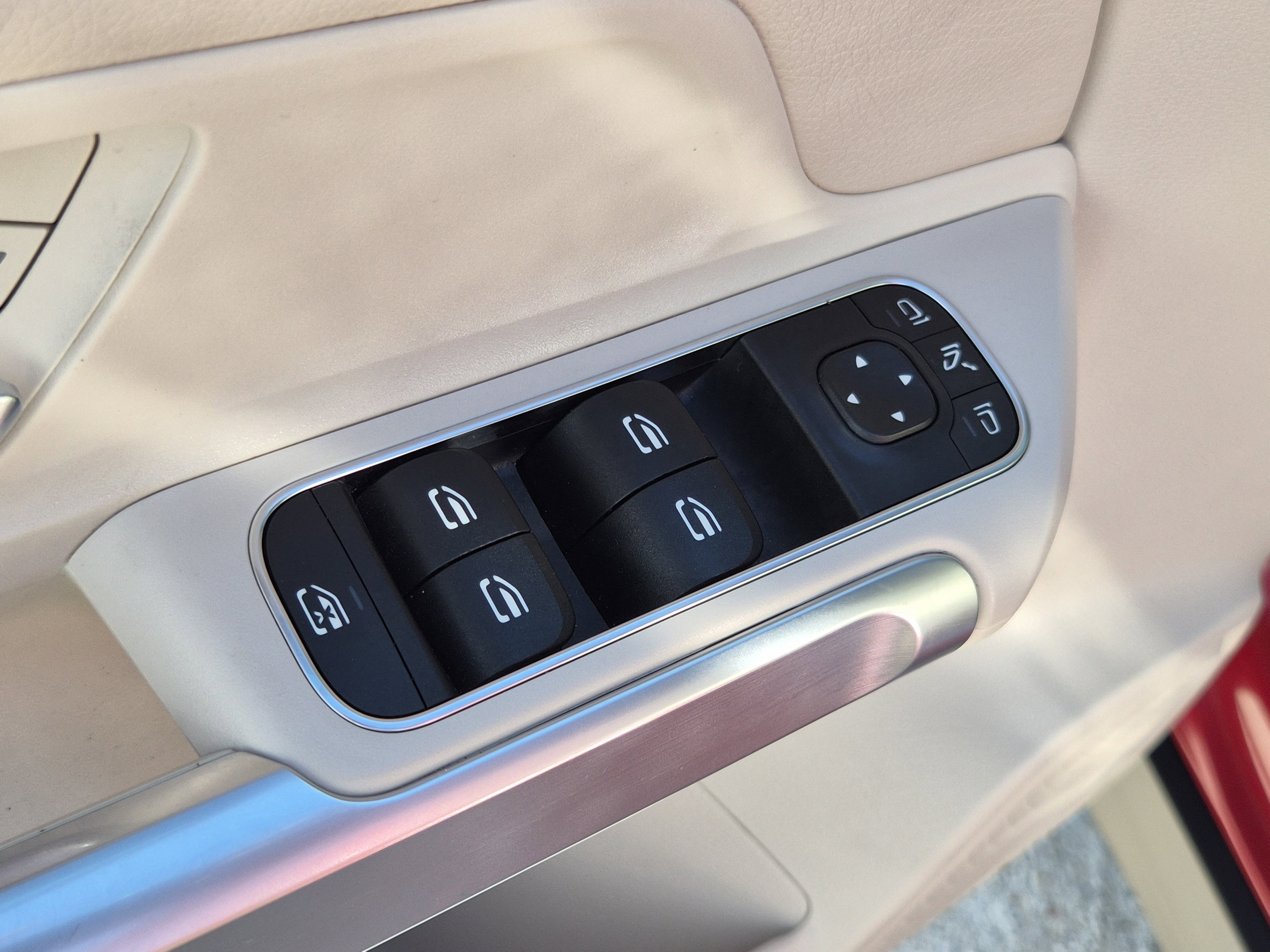 Used 2021 Mercedes-Benz GLB 250 4MATIC w/ Premium Package image 19