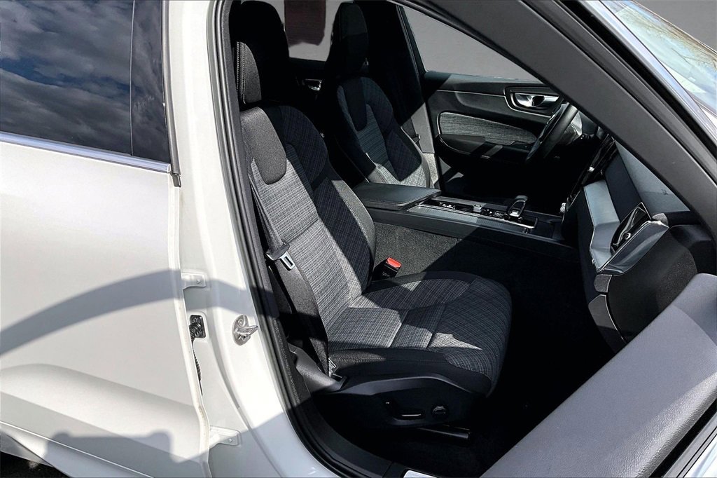 Certified 2023 Volvo XC60 B5 Core image 28