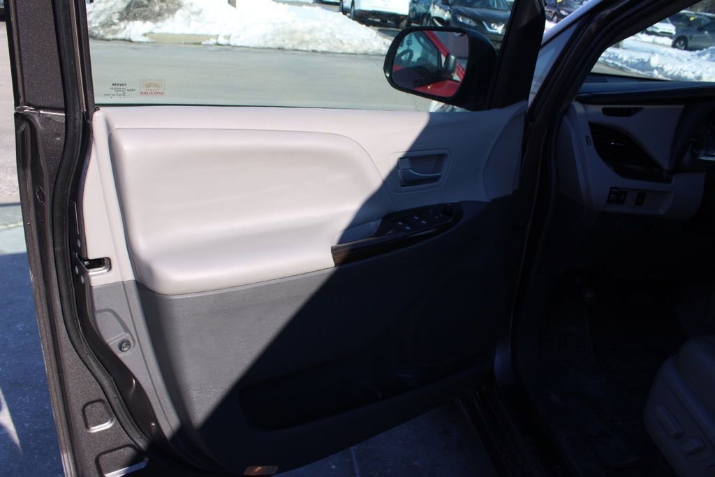 Used 2015 Toyota Sienna XLE image 19