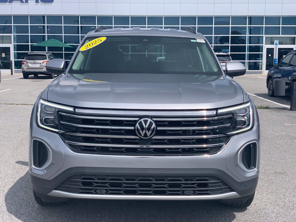 Used 2025 Volkswagen Atlas SE AWD/4WD image 3