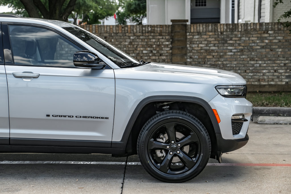 Used 2023 Jeep Grand Cherokee Limited w/ Black Appearance Package AWD/4WD image 16