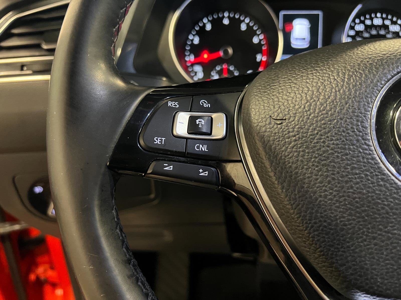 Used 2018 Volkswagen Tiguan SEL AWD/4WD image 13