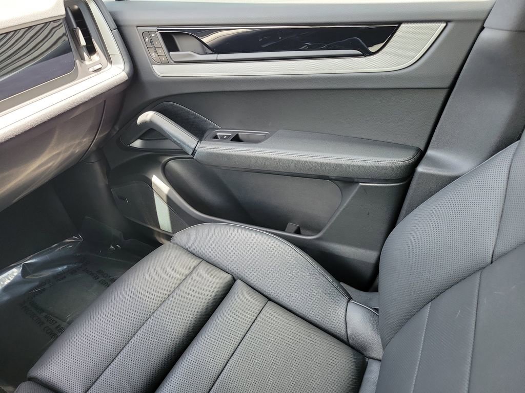 Certified 2025 Porsche Cayenne image 23