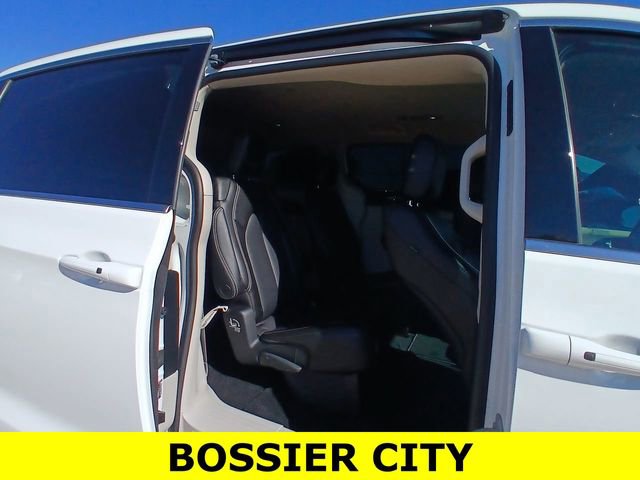 Used 2023 Chrysler Pacifica Touring-L image 26