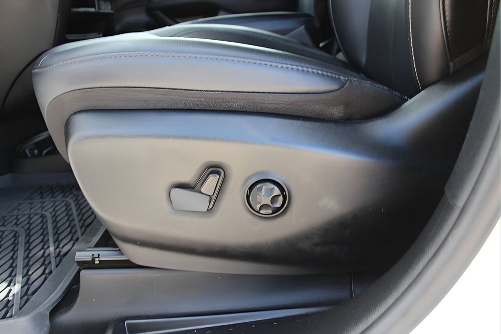 Used 2025 Chrysler Pacifica Select image 21
