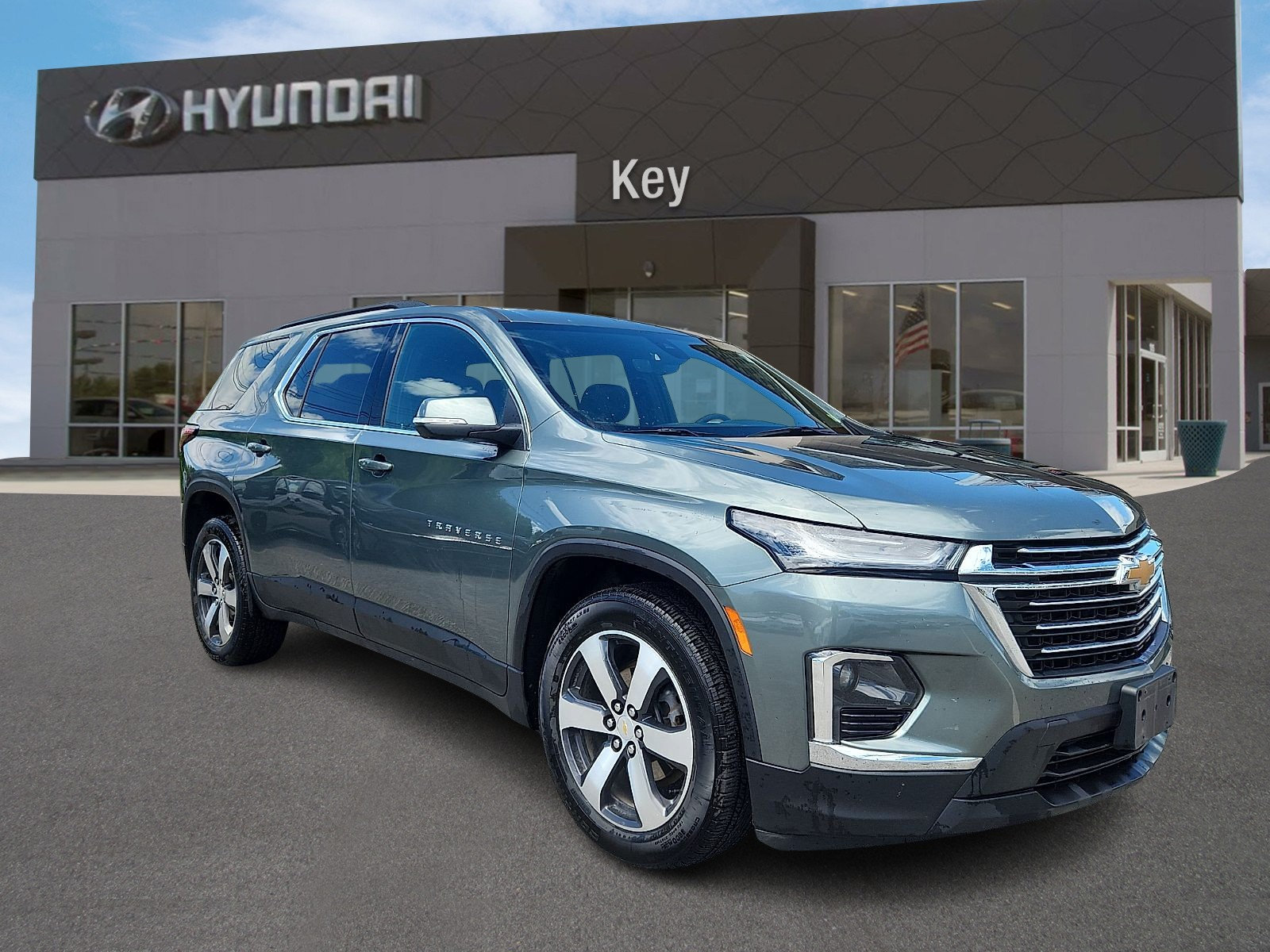 Used 2023 Chevrolet Traverse LT w/ LT Premium Package AWD/4WD image 1