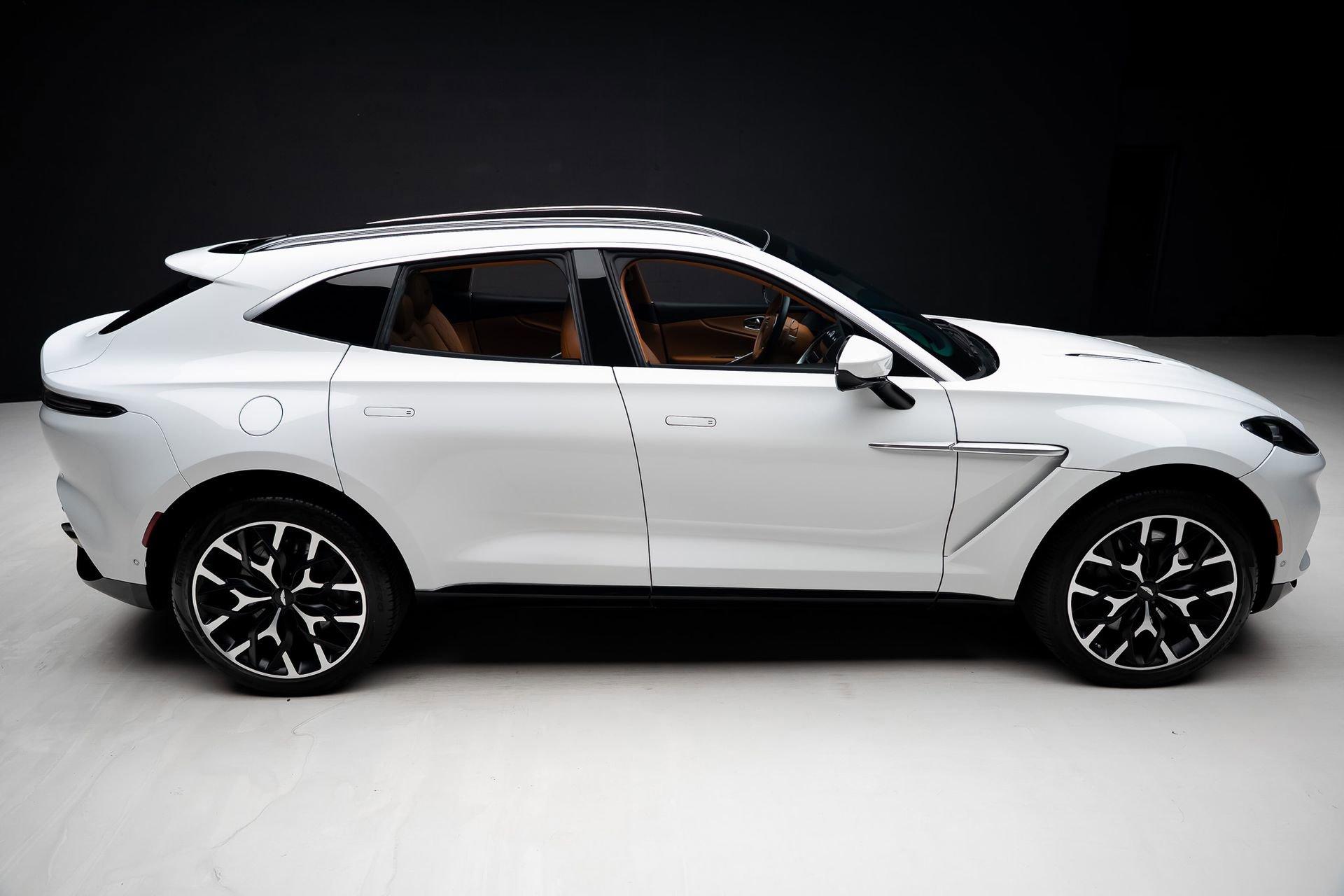 Used 2023 Aston Martin DBX AWD/4WD image 33