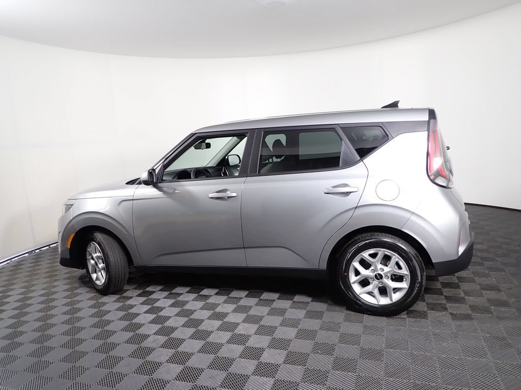 Used 2025 Kia Soul LX w/ LX Technology Package FWD image 12