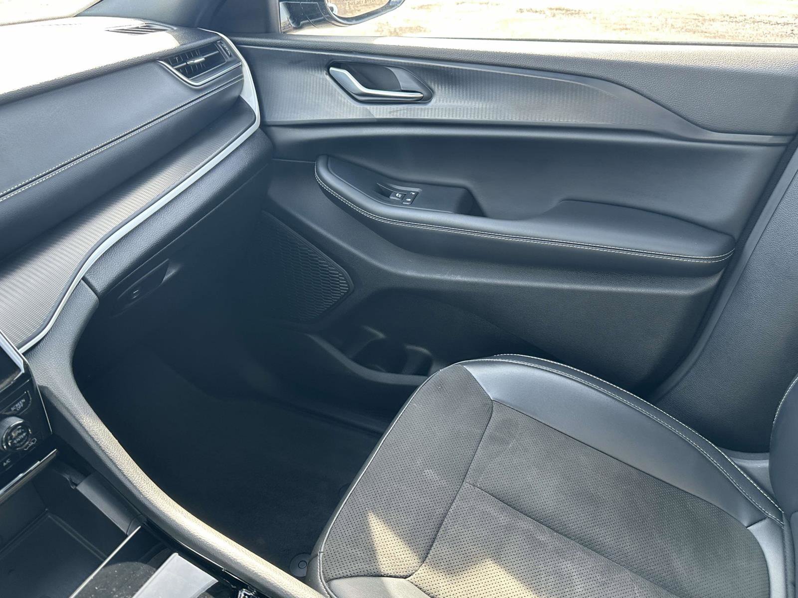 Used 2023 Jeep Grand Cherokee L Laredo image 30