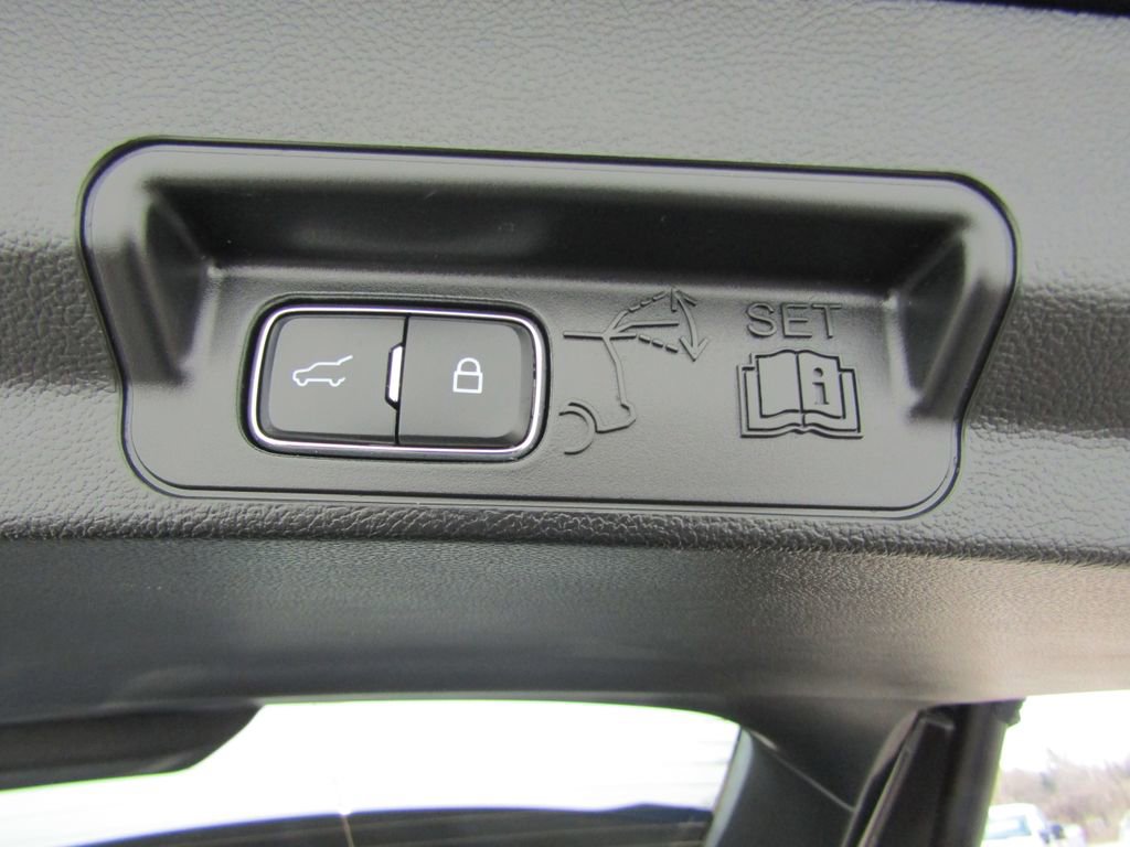 Used 2024 Ford Explorer XLT w/ Equipment Group 202A AWD/4WD image 8