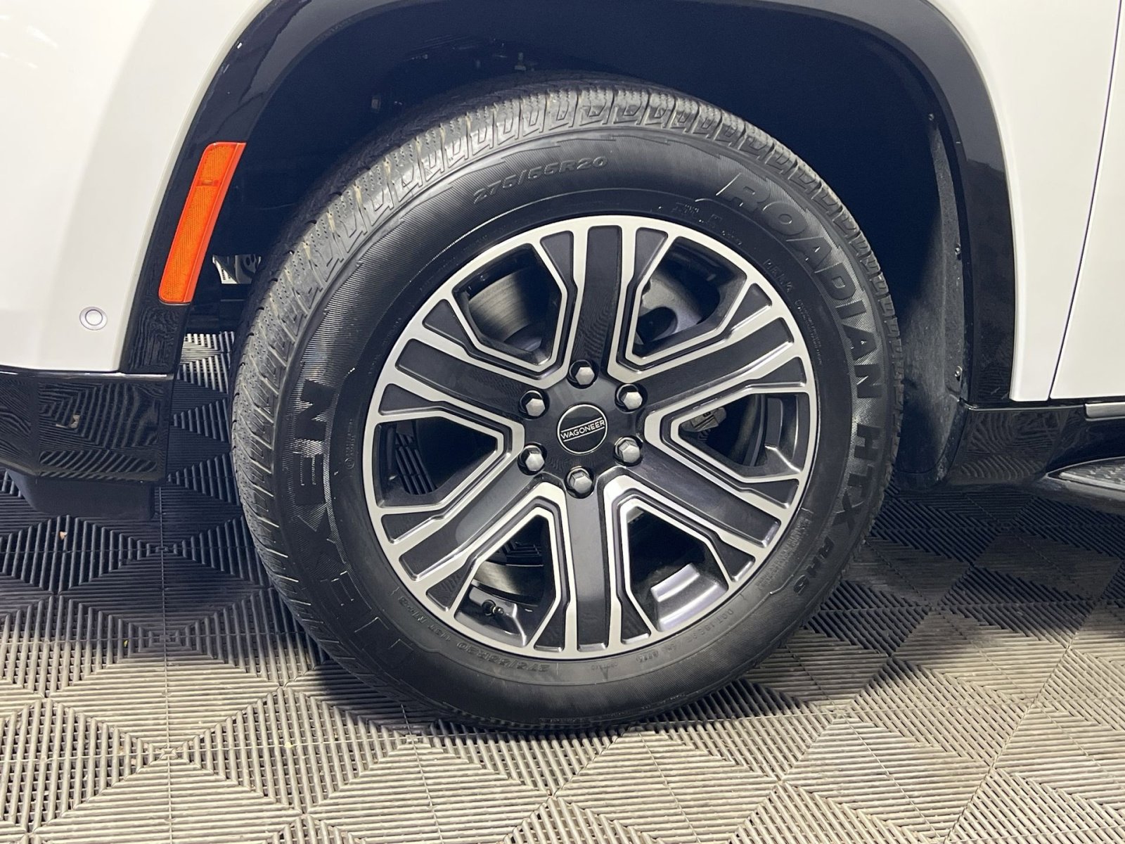 Used 2025 Jeep Wagoneer 4WD image 12