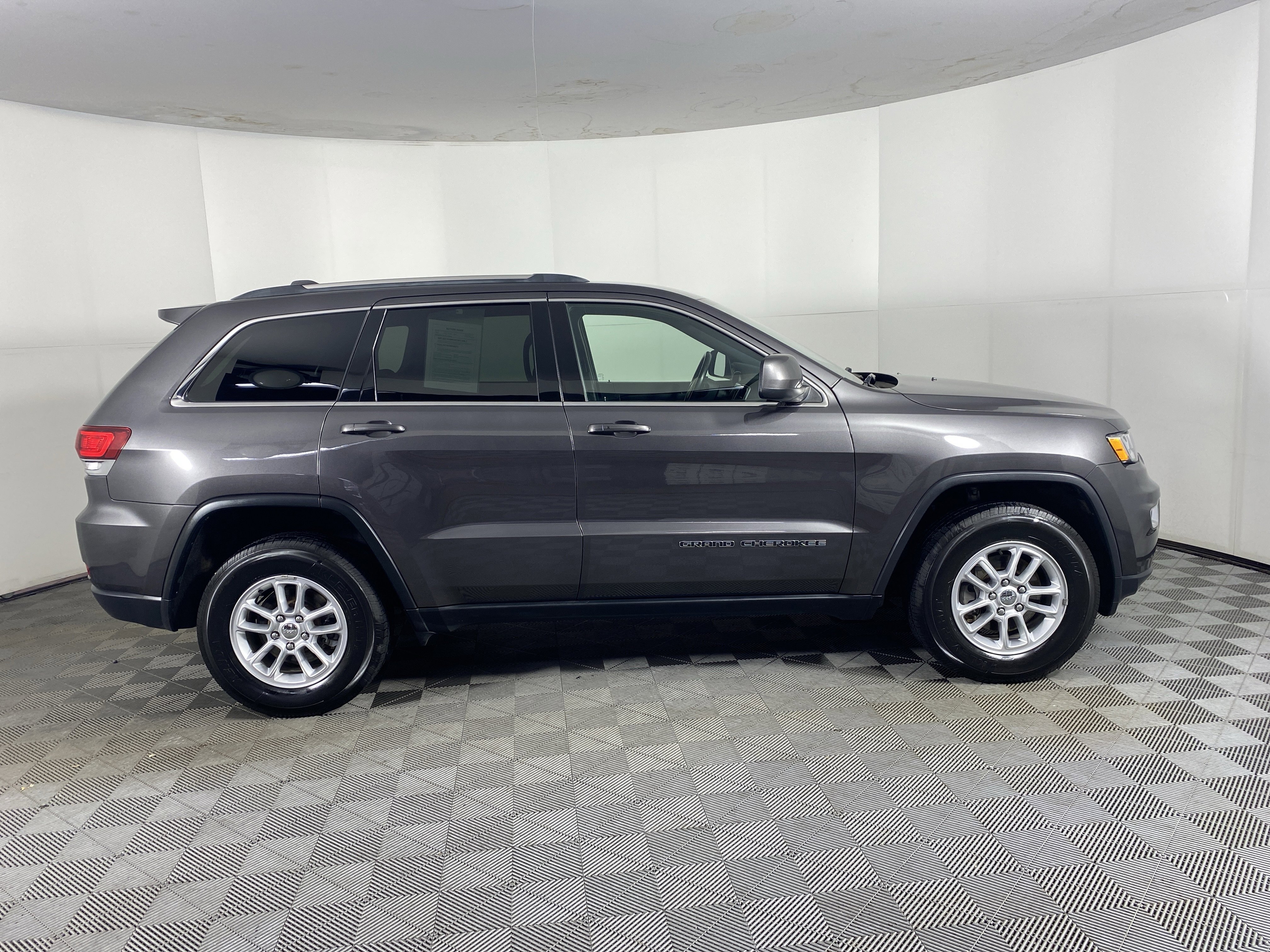 Used 2020 Jeep Grand Cherokee Laredo AWD/4WD image 5
