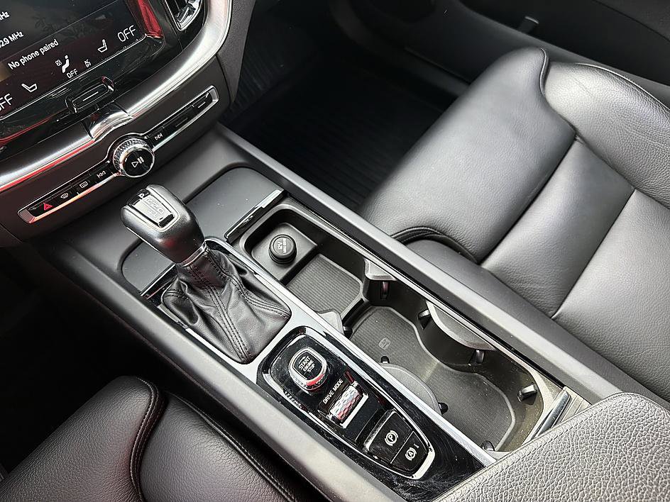 Used 2019 Volvo XC60 T5 Momentum w/ Multimedia Package FWD image 12