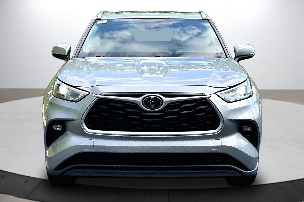 Used 2021 Toyota Highlander XLE FWD image 3