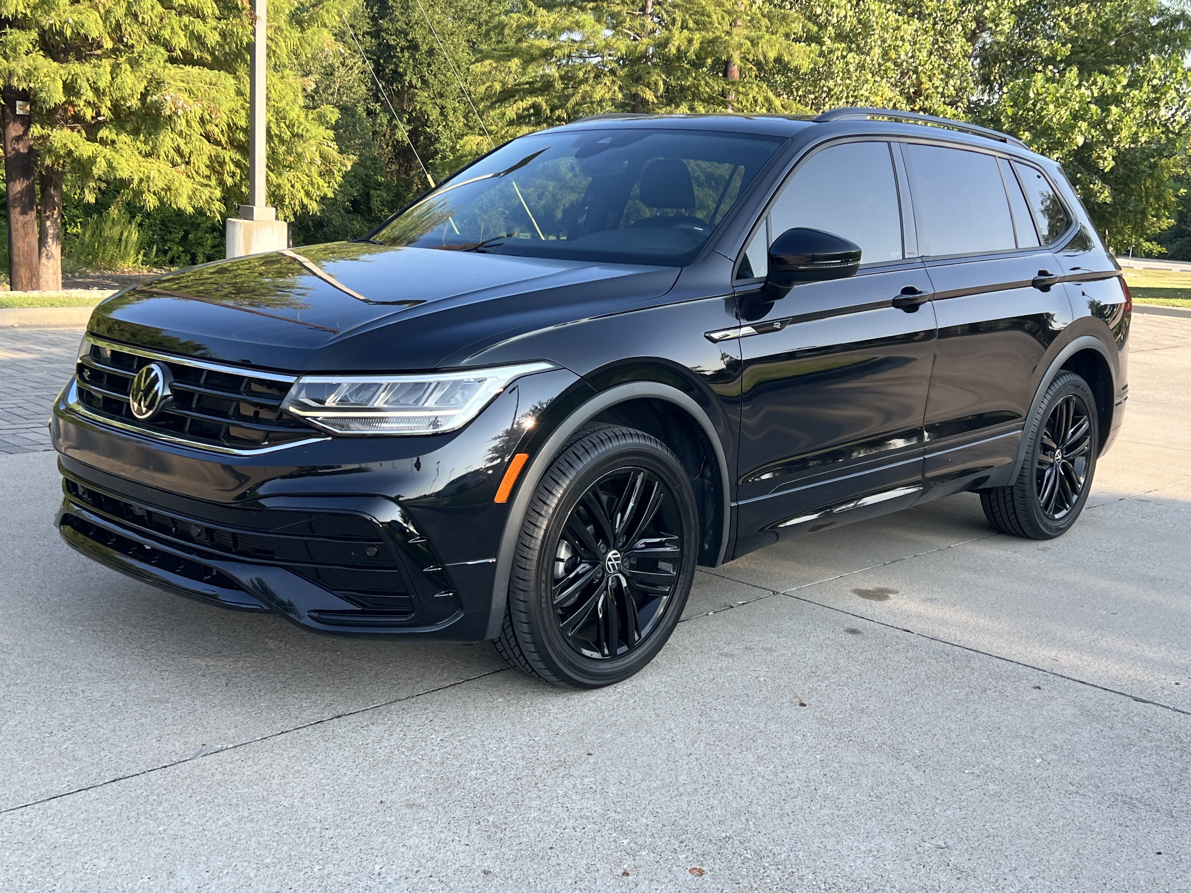 Certified 2022 Volkswagen Tiguan SE R-Line FWD image 4