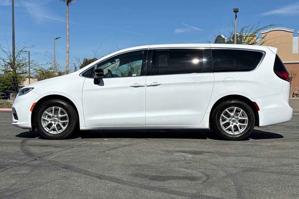 Used 2024 Chrysler Pacifica Touring-L image 14