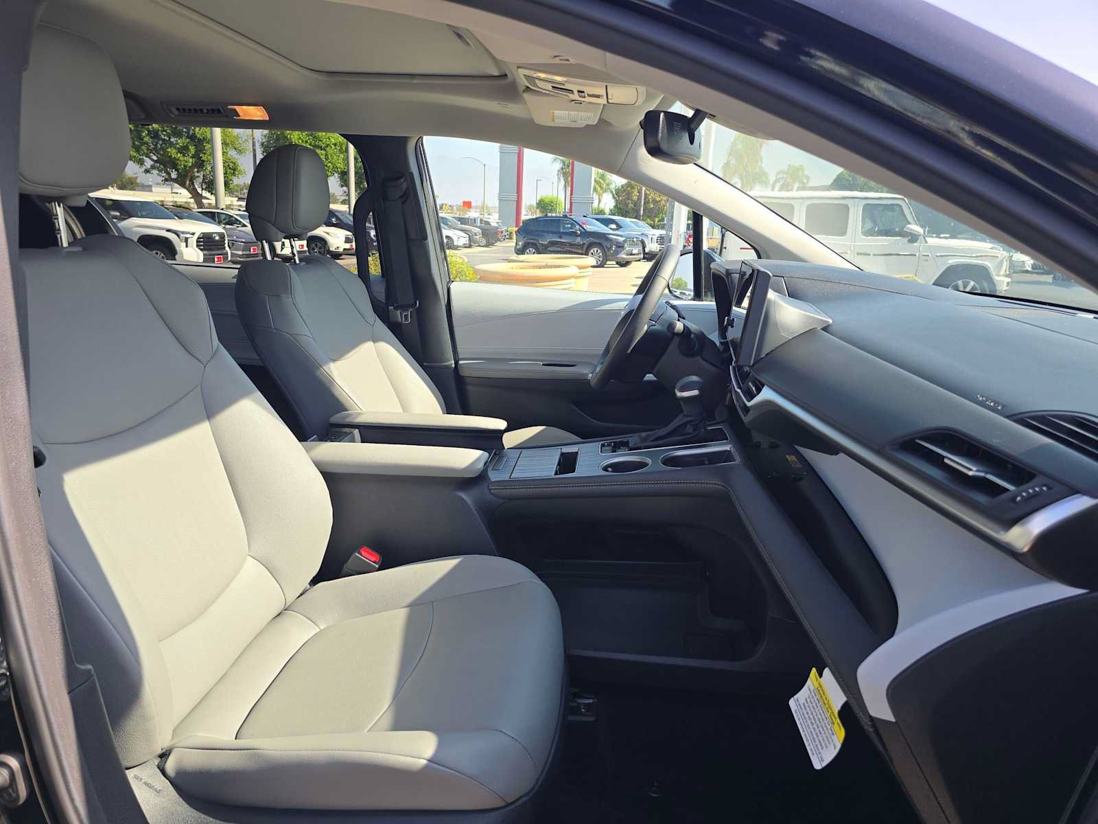 Used 2026 Toyota Sienna XLE FWD image 10