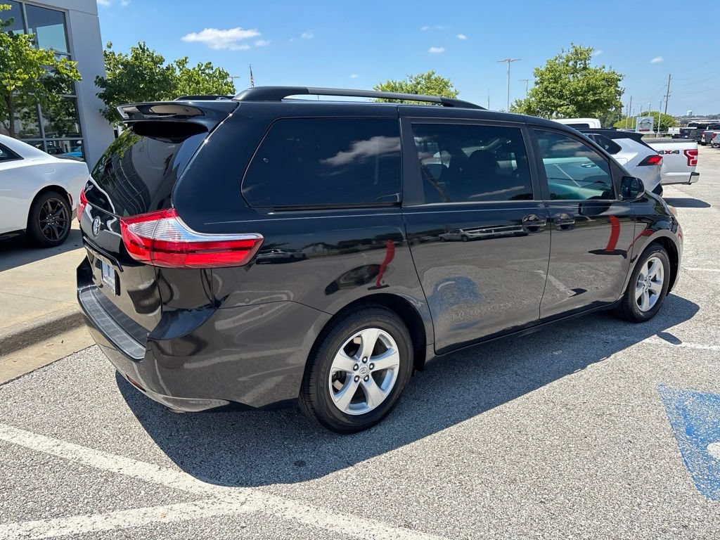 Used 2017 Toyota Sienna LE FWD image 34