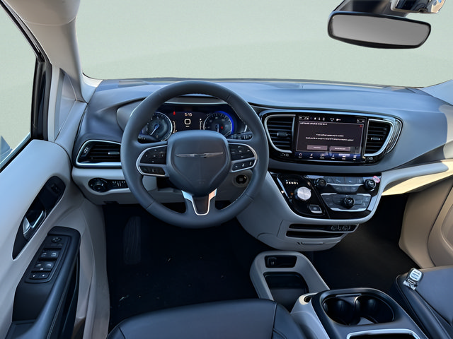 Used 2024 Chrysler Pacifica Touring-L FWD image 6
